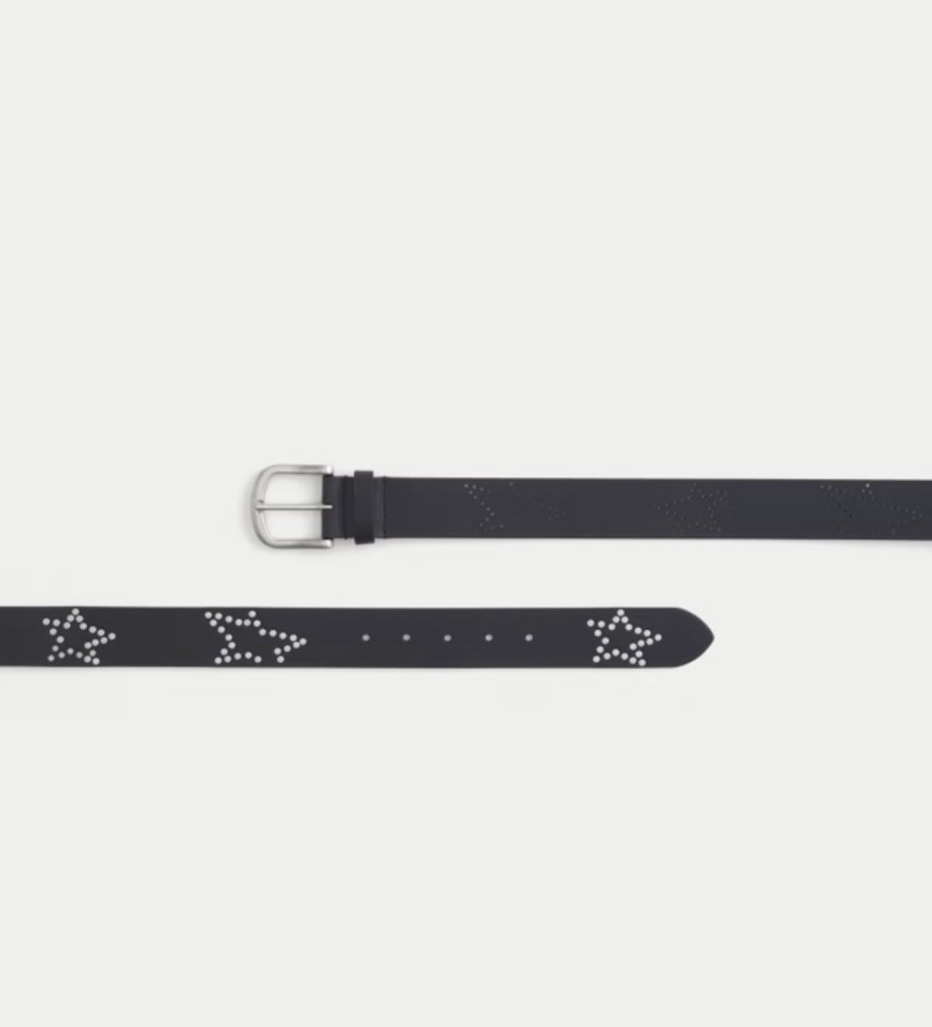 Cinturón de cuero con tachuelas en forma de estrella