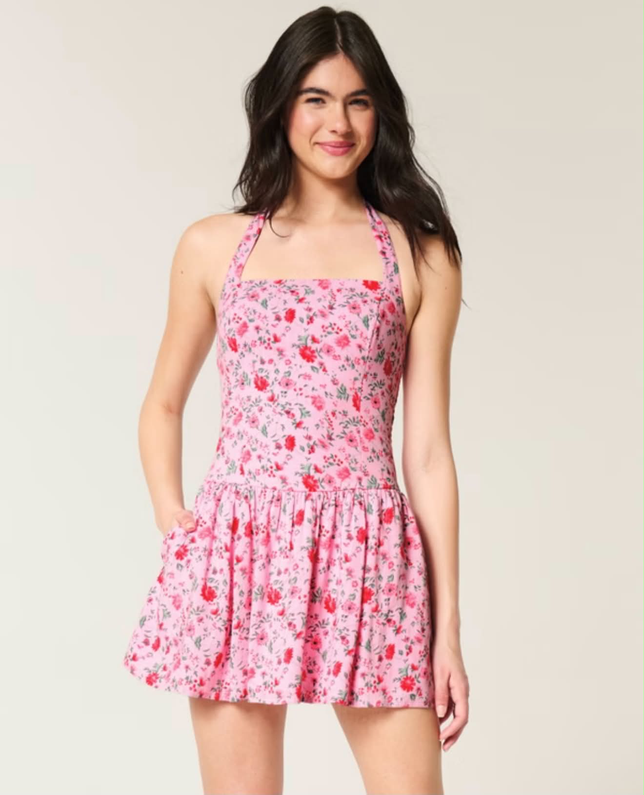 Vestido mini con cintura baja y tirantes